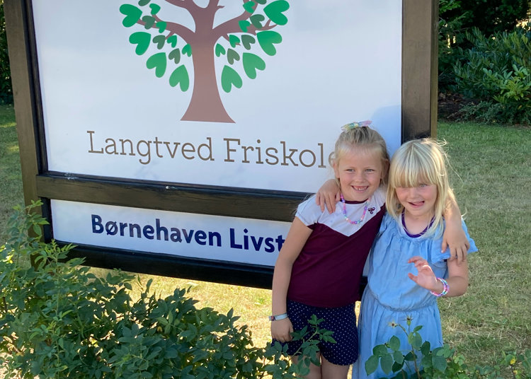 2 piger foran langtved friskole skilt