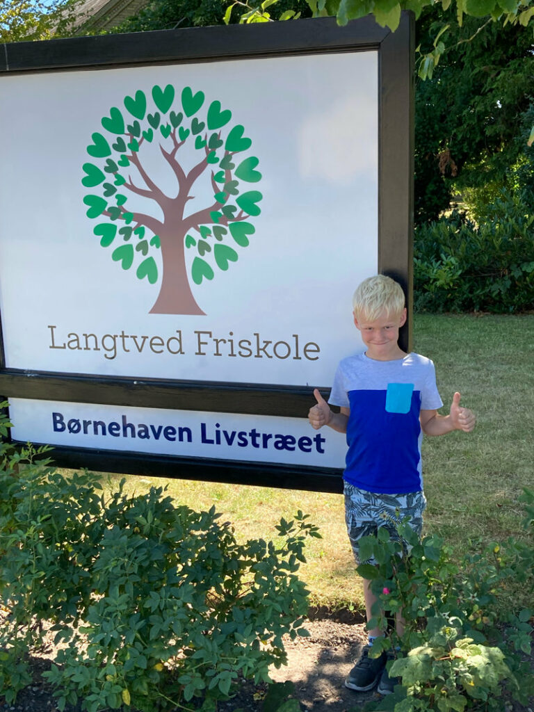 dreng foran langtved friskole skilt