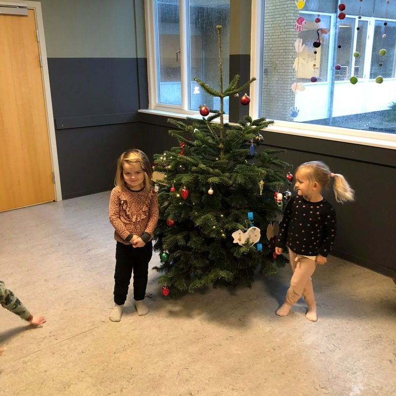 børn julehygger ved juletræ