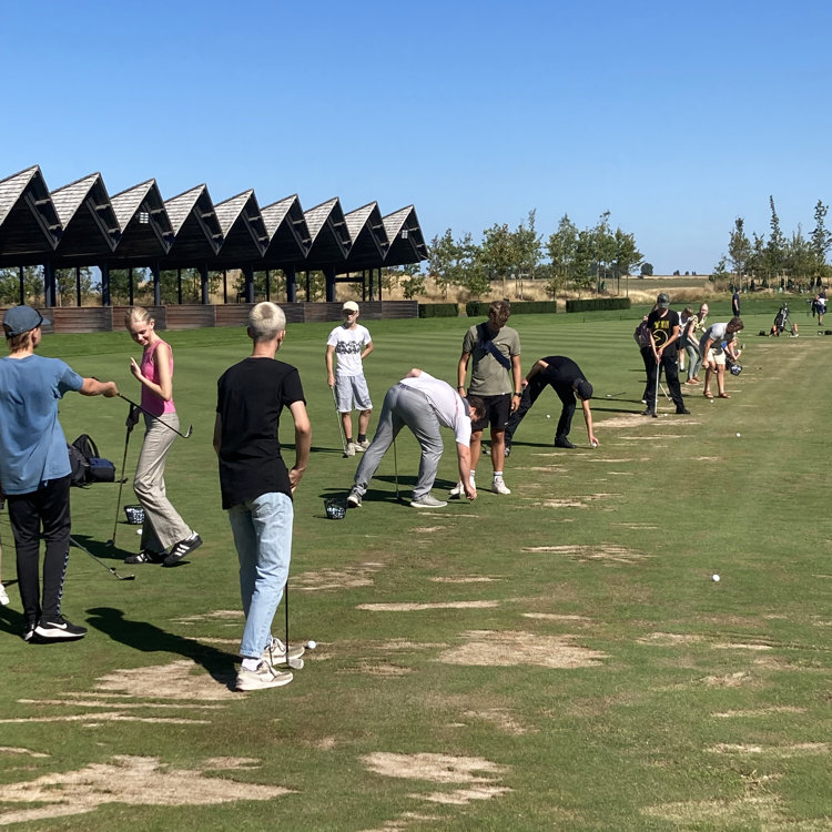 Elever fra Langtved Friskole spiller golf